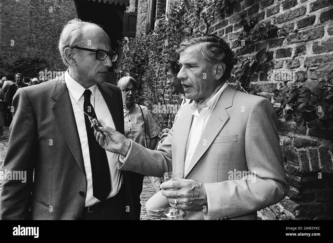 Prof. Karel van het Reve riceve PC Hooft Prize in Muiderslot; Karel van het Reve (a sinistra con gli occhiali) in conversazione con suo fratello Gerard Reve Courtyard Muiderslot Data: 19 maggio 1982 Località: Muiden Parole Chiave: Autori, discussioni, letteratura, entrate, prezzi, scrittori Persona Nome: Reve, Gerard of, Reve Karel dell'Istituto Nome: Muiderslot, PC Hooftprijs Foto Stock