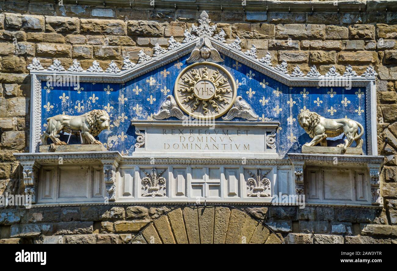 Frontespizio in marmo ornamentale, risalente al 1528 a Palazzo Vecchio, il monogramma di Cristo, circondato da una gloria e fiancheggiato da due leoni dorati, pi Foto Stock