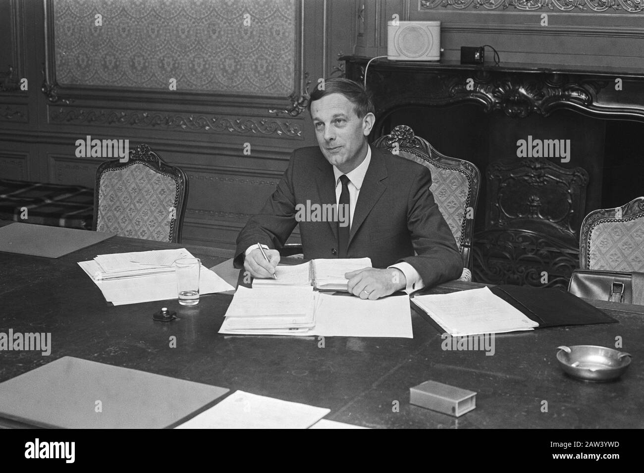 Informateur Professor Steenkamp presso la sede del Senato, il Prof. dr dell'Aia. Steenkamp Data: 7 giugno 1971 luogo: L'Aia, Olanda del Sud Parole Chiave: Agenzie, professori, coalizioni di governo, politici Nome Persona: Steenkamp, ​​Piet Foto Stock