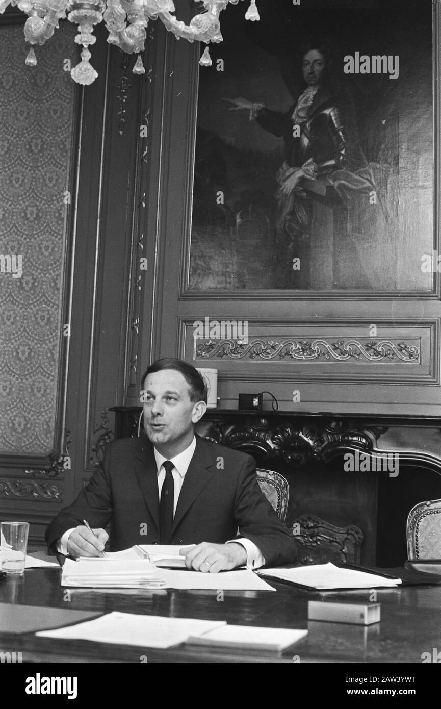 Informateur Professor Steenkamp presso la sede del Senato, il Prof. dr dell'Aia. Steenkamp Data: 7 giugno 1971 luogo: L'Aia, Olanda del Sud Parole Chiave: Agenzie, professori, coalizioni di governo, politici Nome Persona: Steenkamp, ​​Piet Foto Stock