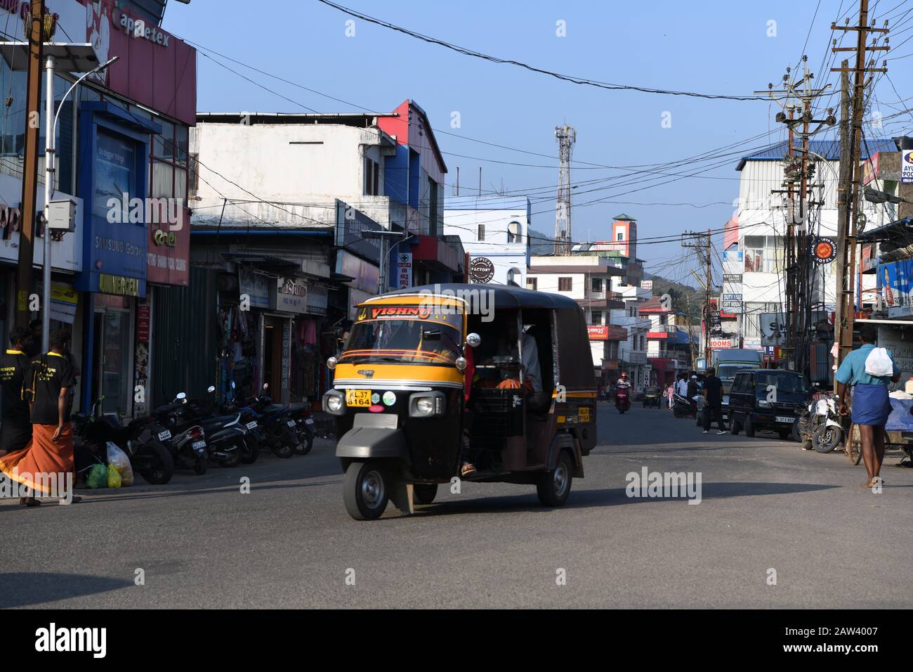 Strada trafficata al bivio su Kottayam per Kumily Road, Kumily, Tamil Nadu, India Foto Stock
