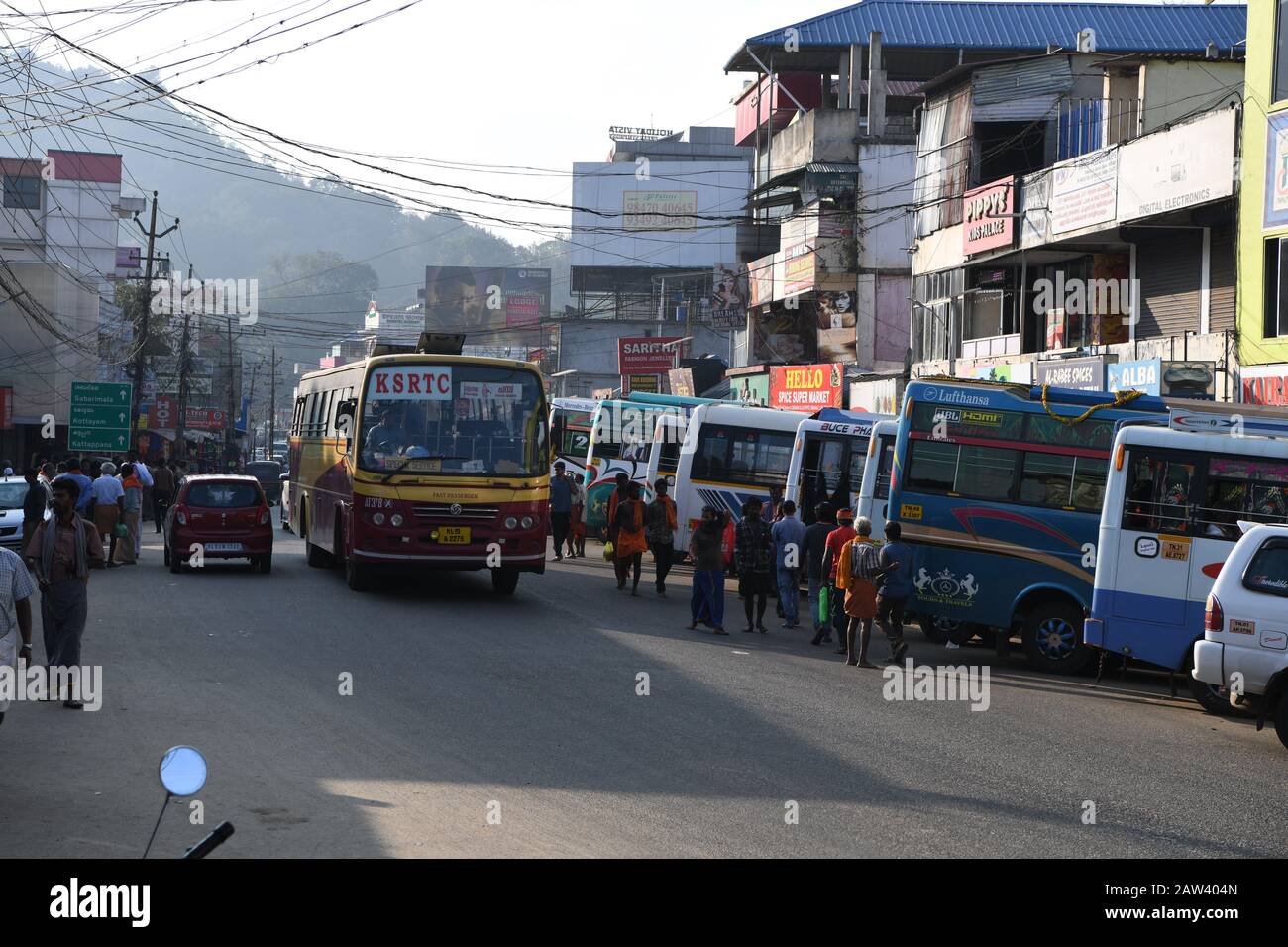 Hotel Ariya Bhavan. Strada trafficata al bivio su Kottayam per Kumily Road, Kumily, Tamil Nadu, India Foto Stock