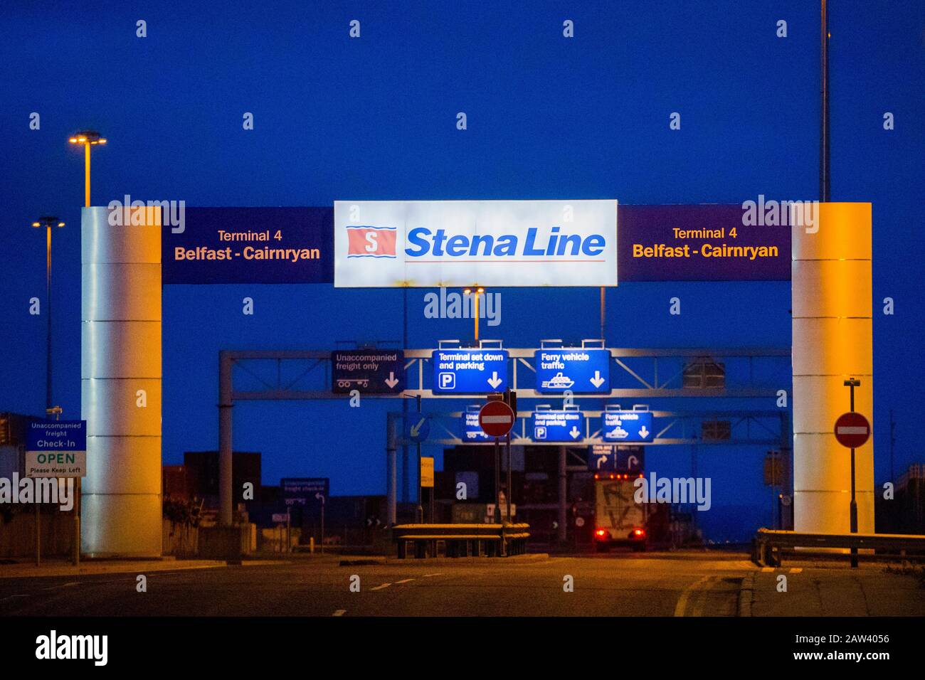 Una vista della Stena Line Belfast al terminal Cairnryn al porto di Belfast dopo il giornale di Belfast l'Irish News ha ricevuto un avviso venerdì sera che un dispositivo era stato lasciato su un rimorchio nei moli di Belfast. Il dispositivo è stato finalmente scoperto in un cortile a Co Armagh Lunedi notte dopo un intenso lavoro di ricerca della polizia. Foto Stock