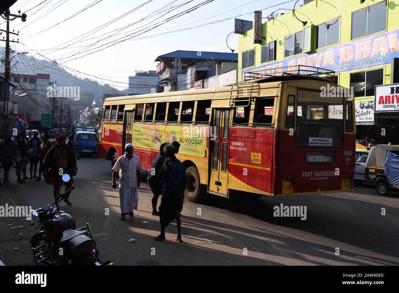 Hotel Ariya Bhavan. Strada trafficata al bivio su Kottayam per Kumily Road, Kumily, Tamil Nadu, India Foto Stock