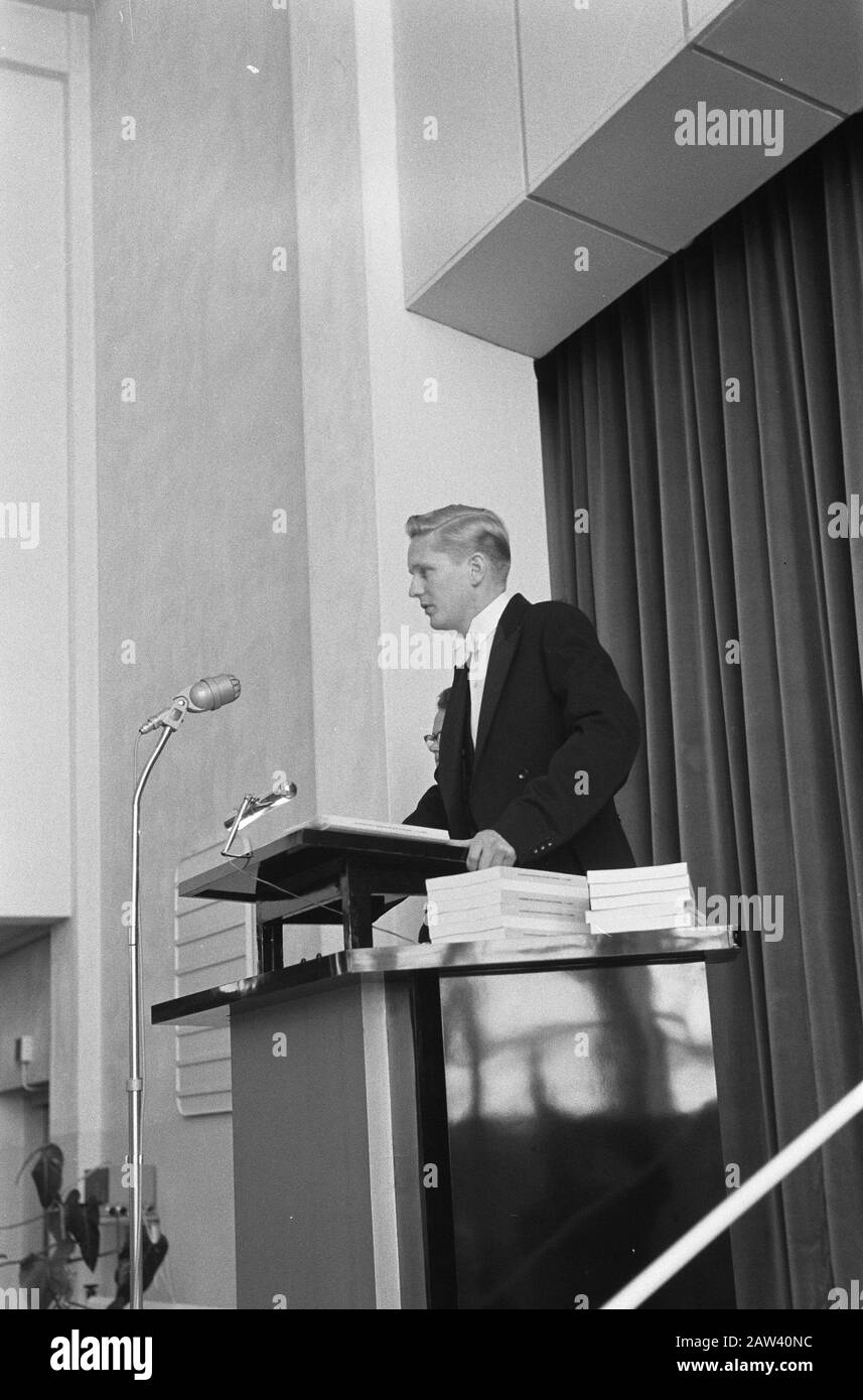 Promozione al medico di lettere e filosofia del tenente di 25 anni della terza classe KMR PJD Drenth Data: 3 giugno 1960 Parole Chiave: Promozioni, medici, lettere Nome Persona: Drenth, PJD Foto Stock