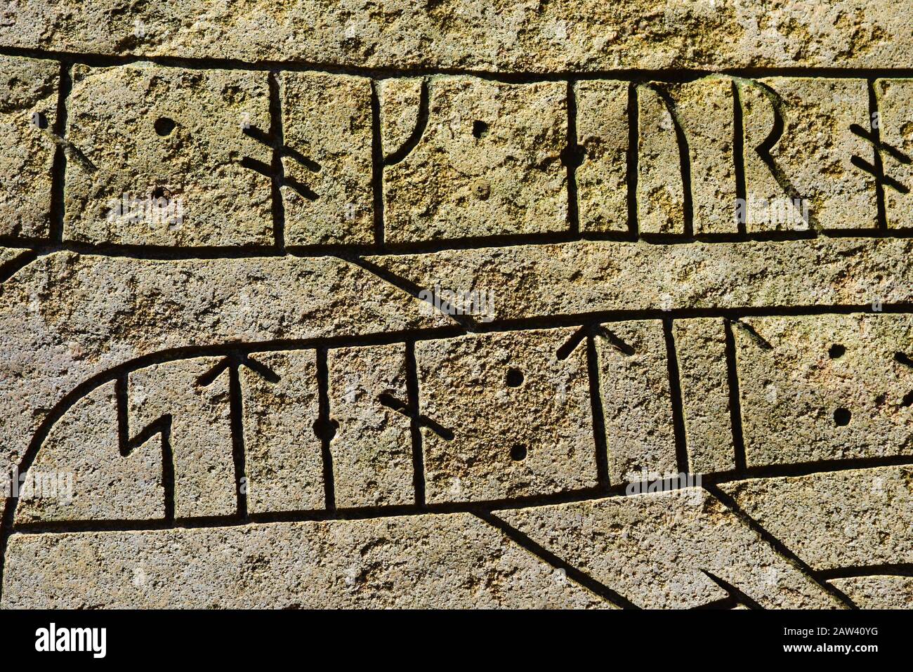 Lingua runica e alfabeto dalla pietra commemorativa nel Parco Hibiya Foto Stock