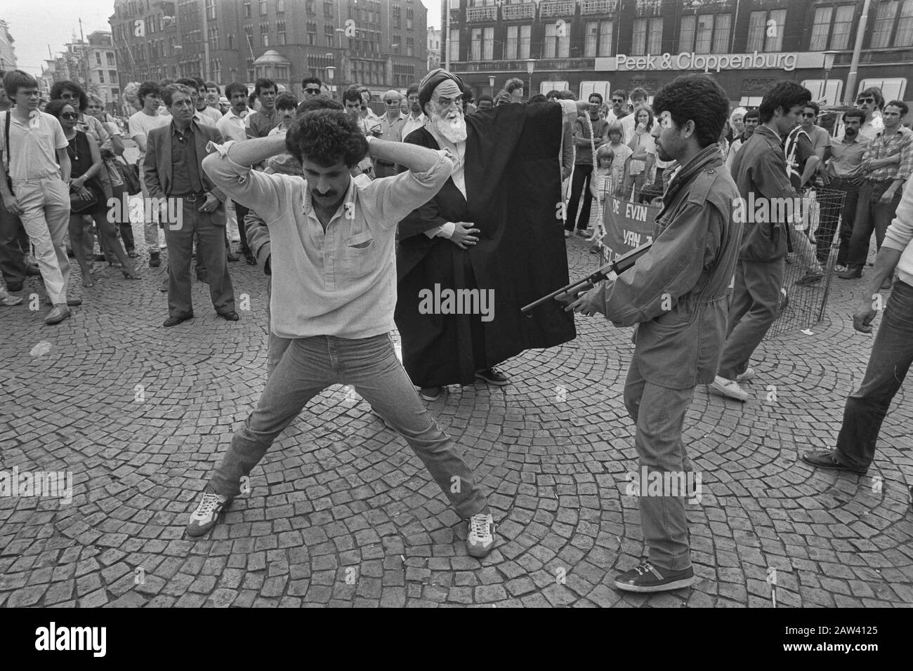 Protesta iraniani in Piazza Dam, Amsterdam; durante il gioco è donna impiccata sotto l'occhio vigile di Khomeinie Data: 20 giugno 1984 luogo: Amsterdam, Noord-Holland Parole Chiave: Proteste Persona Nome: Khomeini Foto Stock