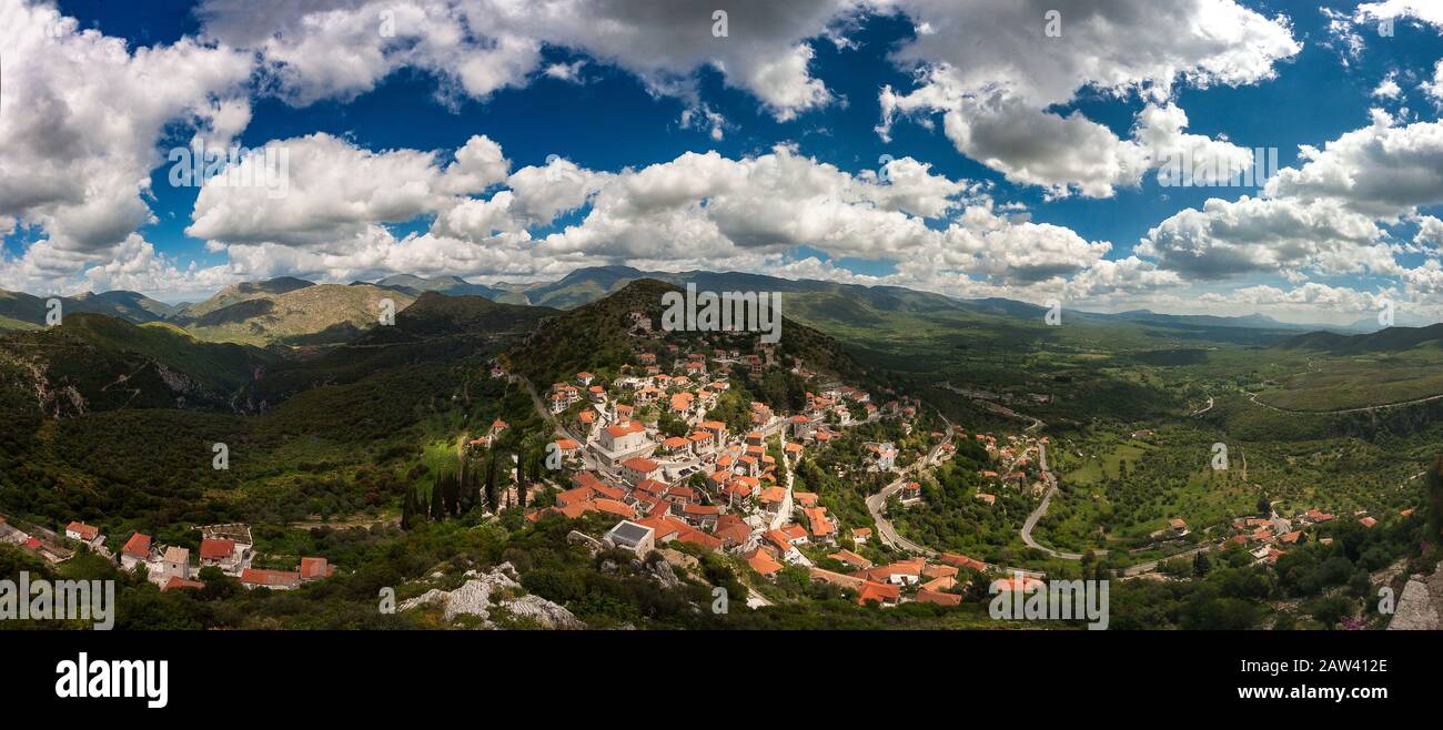 Vista panoramica del villaggio di Karitena nella Grecia meridionale. Foto Stock