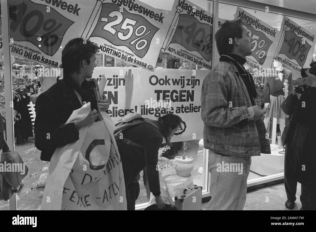 Protesta contro i laboratori illegali a C & A Data: 21 dicembre 1988 Parole Chiave: Workshop, proteste Istituto Nome: C & A. Foto Stock