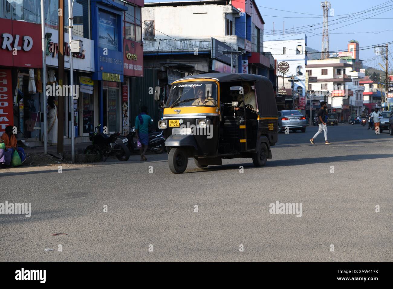 Strada trafficata al bivio su Kottayam per Kumily Road, Kumily, Tamil Nadu, India Foto Stock