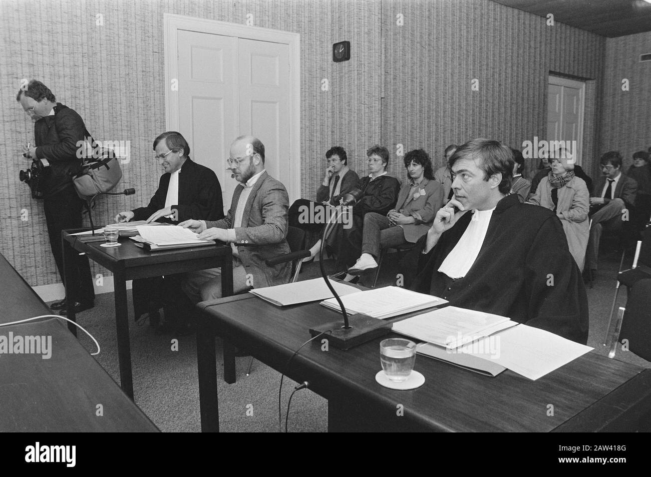 Provvedimenti provvisori Freek de Jonge alla Big Boy Productions; l'avvocato Freek de Jonge, il sig. Enkelaar ha lasciato B. de Groot e il sig. T. Aberson Data:. Aprile 15th, 1985 Parole Chiave: Avvocati, ACTION Person Nome: B. de Groot, Freek de Jonge Foto Stock