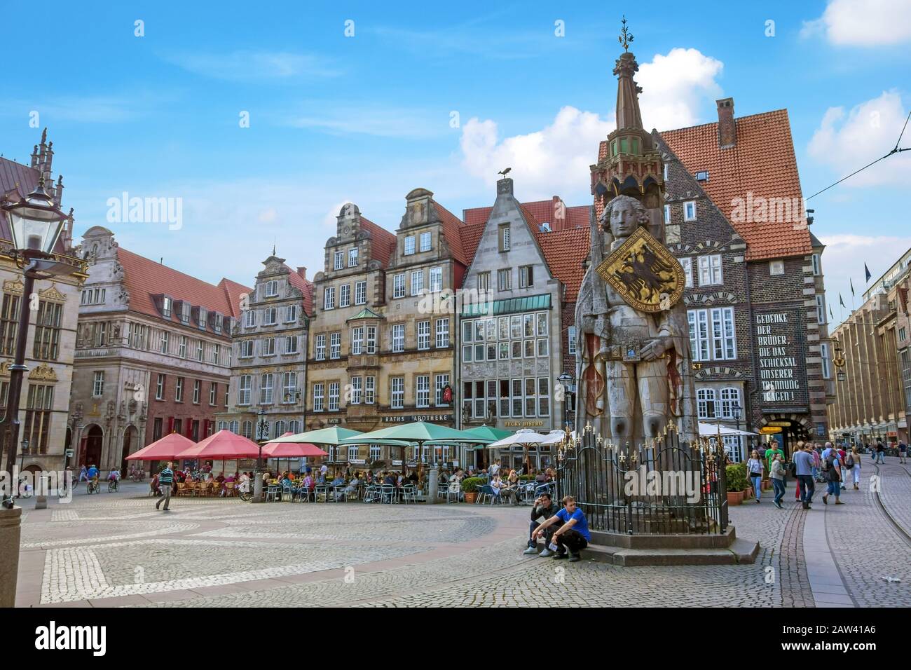 Brema, Germania - 6 giugno 2014: Vista della città vecchia di Brema con la famosa statua di Roland. La città fa parte del punto di riferimento tedesco fiaba percorso ed è Foto Stock