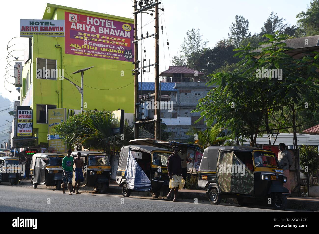 Hotel Ariya Bhavan. Strada trafficata al bivio su Kottayam per Kumily Road, Kumily, Tamil Nadu, India Foto Stock