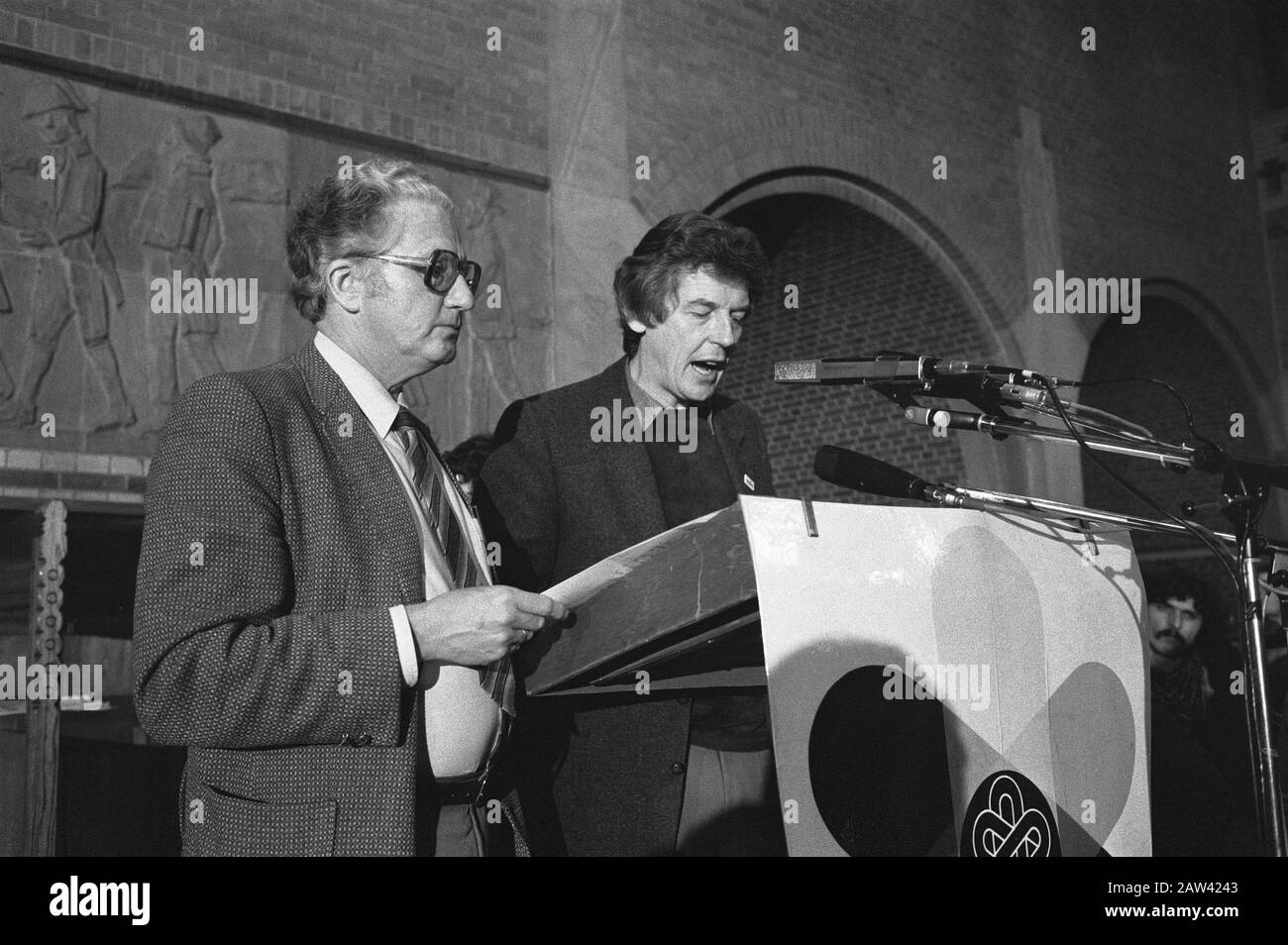 Incontro di protesta contro l'acquisizione militare in Polonia organizzato da FNV e CNV Harm van der Meulen (CNV) e Wim Cook (FNV) Data: 14 dicembre 1981 luogo: Amsterdam, Olanda del Nord Parole Chiave: Meeting di protesta Nome Persona: HARM van der Meulen, Cook, Wim Institution Nome: CNV, Koopmansbeurs Foto Stock