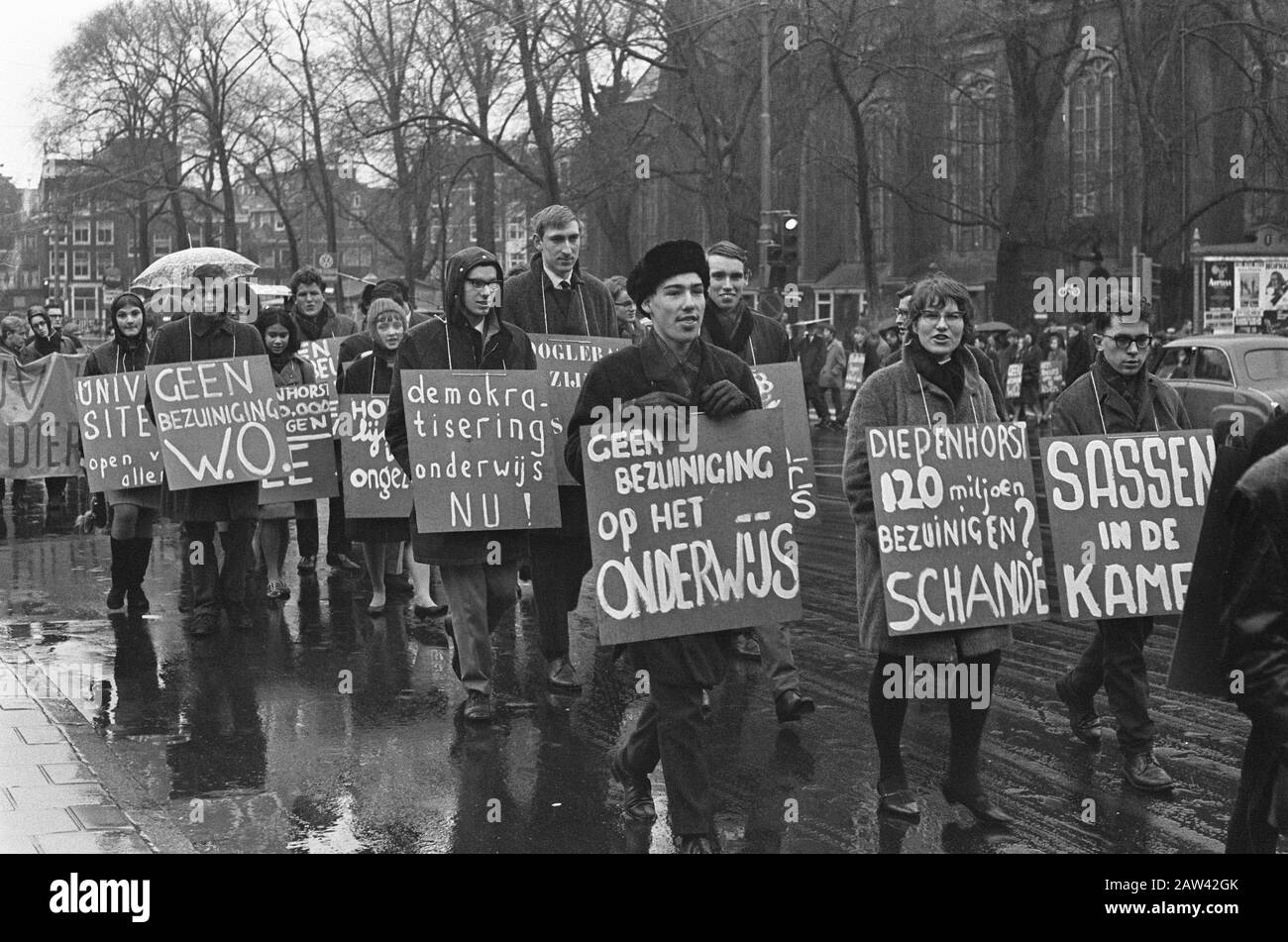 Manifestazione di protesta dell'Unione studentesca ad Amsterdam, contro Diepenhorst politico Data: 23 dicembre 1966 luogo: Amsterdam, Noord-Holland Parole Chiave: Politica, Dimostrazioni Di Protesta, STUDENTI, sindacati : Mark, ben / Anefo Copyright Titolare: Archivi nazionali Tipo: Negativo (bianco / nero) numero di inventario archivio: Vedi accesso 2.24.01.05 Foto Stock