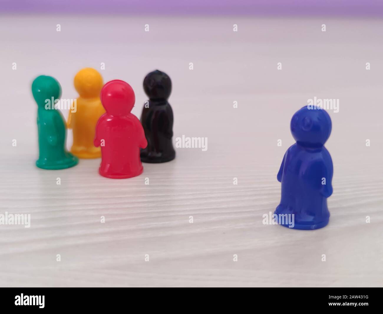 Concezione - lavorare in una squadra, cooperazione, adozione, figure di gioco o pedine in una situazione di affari. Chip colorati di gioco da tavolo nel piccolo me Foto Stock