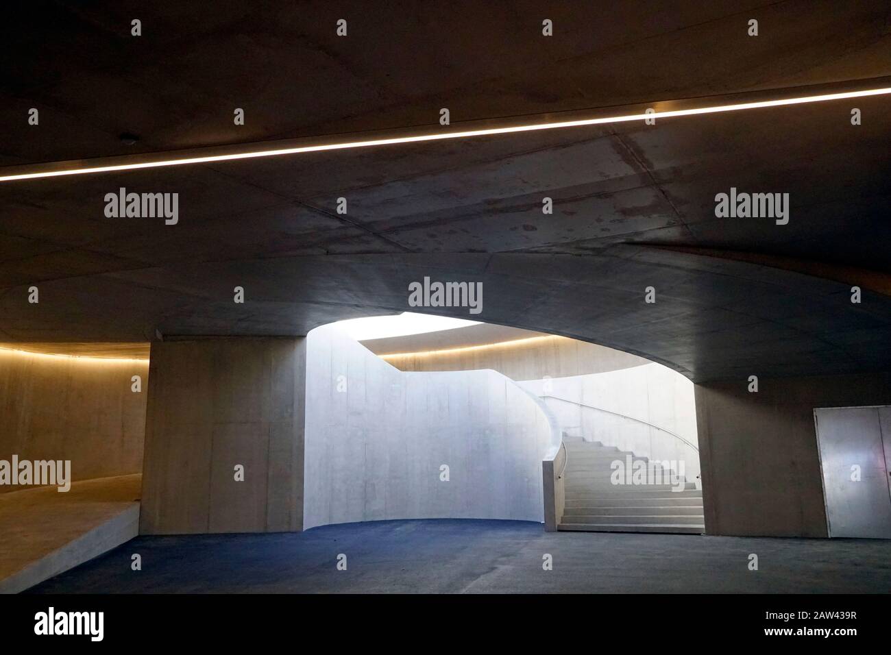 Scale di passaggio sotterraneo che conducono sulla strada a Losanna, Svizzera Foto Stock