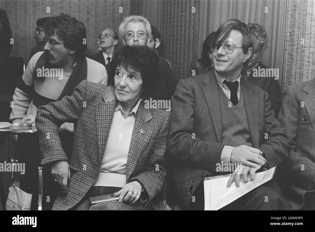 Misure provvisorie Marga Minco contro il produttore di film Rob Hack per quanto riguarda il libro di film l'erba amara, scrittore Marga (l) e editore Bert Bakker Data: 17 gennaio 1985 Parole Chiave: Action film produttori, scrittori Nome Persona: Bert Bakker, Minco, Marga Foto Stock