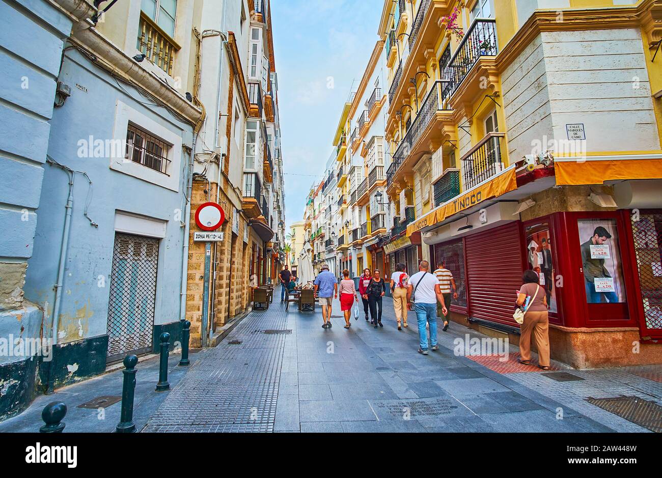 Cadice, SPAGNA - 20 SETTEMBRE 2019: La stretta via Calle Marques de Cadiz è fiancheggiata da edifici storici, occupati da negozi, negozi e caffè, su Foto Stock