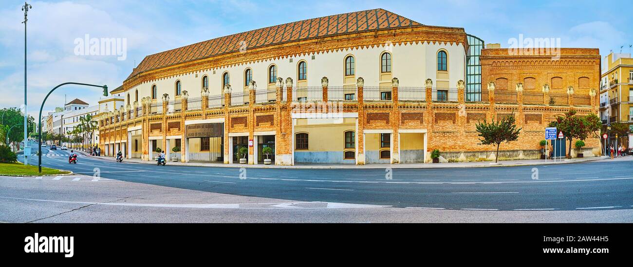Cadice, SPAGNA - 20 SETTEMBRE 2019: Panorama di Piazza Siviglia con vista su un edificio vintage di ex fabbrica di tabacco, oggi che serve come Palazzo di Foto Stock