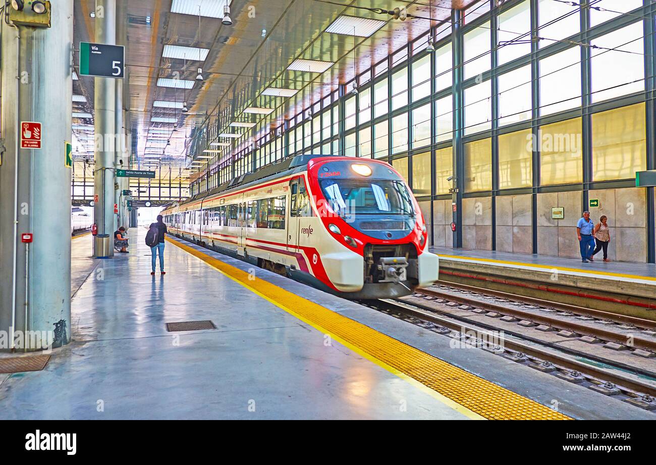 Cadice, SPAGNA - 20 SETTEMBRE 2019: Il treno moderno della rete ferroviaria Renfe parte dalla piattaforma della stazione ferroviaria di Cadice, il 20 settembre in Foto Stock