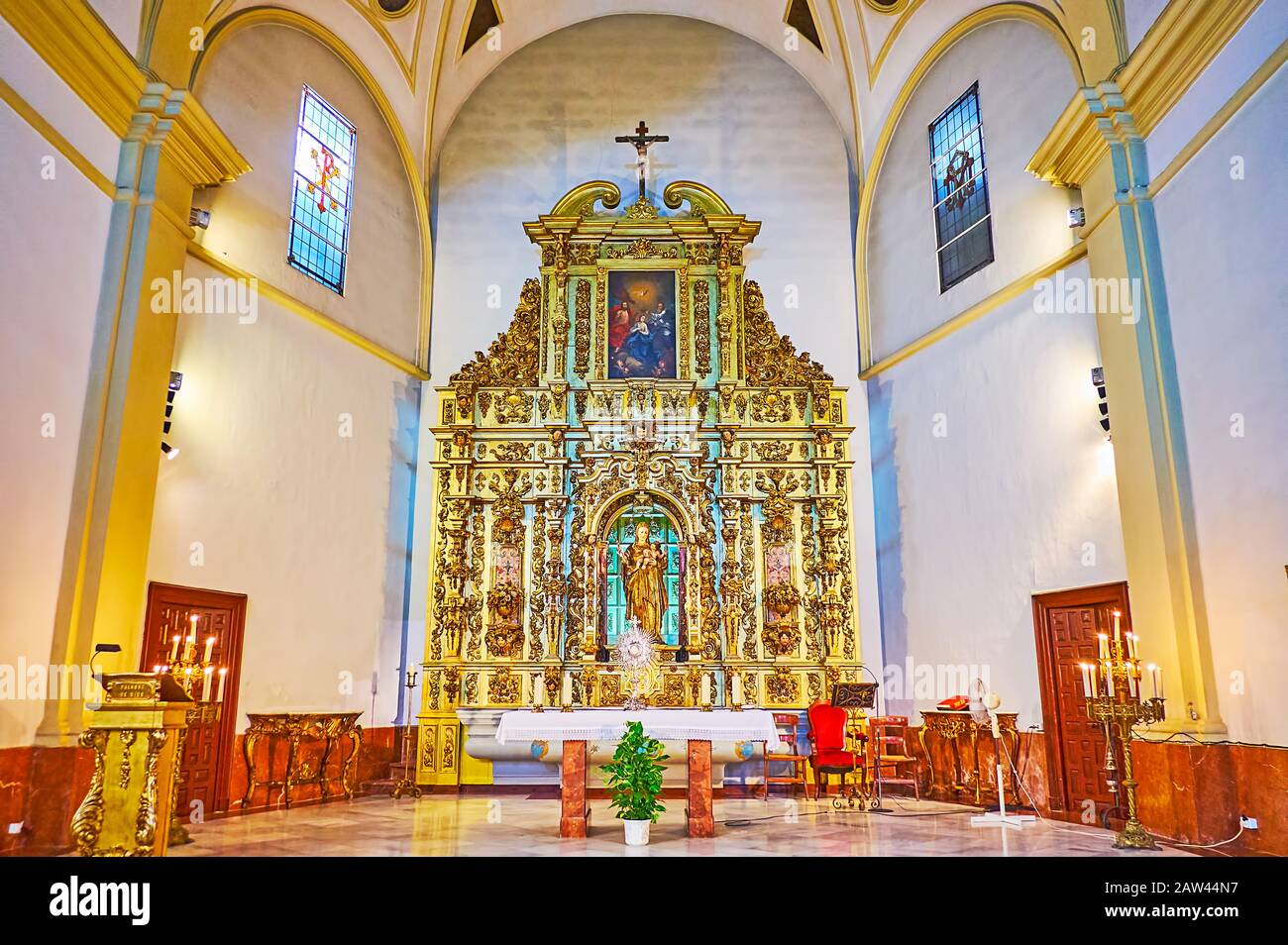 Jerez, SPAGNA - 20 SETTEMBRE 2019: L'ornata pala d'altare dorata della Santa Trinità Chiesa (Trinidad), decorata con ghirlande, decorazioni scolpite, sculture e Foto Stock