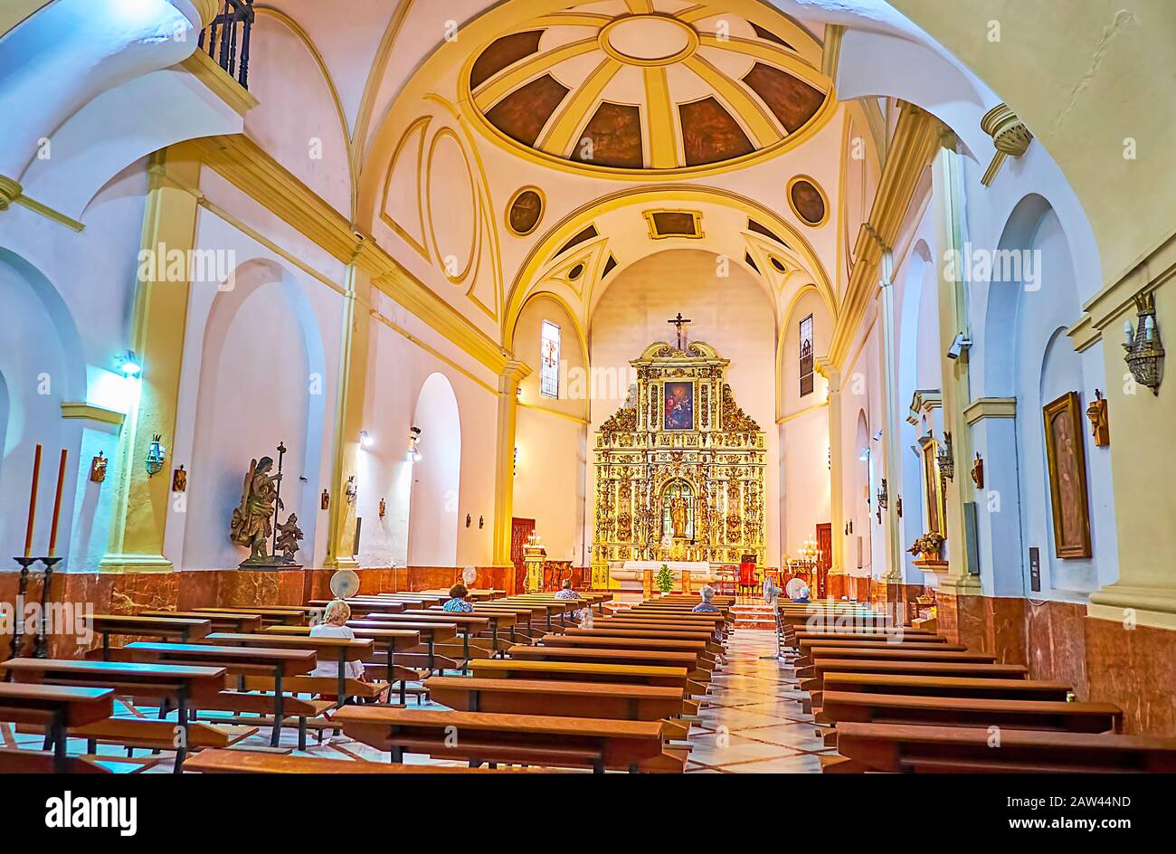 Jerez, SPAGNA - 20 SETTEMBRE 2019: Il modesto interno della Chiesa della Santissima Trinità (Trinidad), con una vista sulla splendida pala d'altare dorata sullo sfondo, o Foto Stock