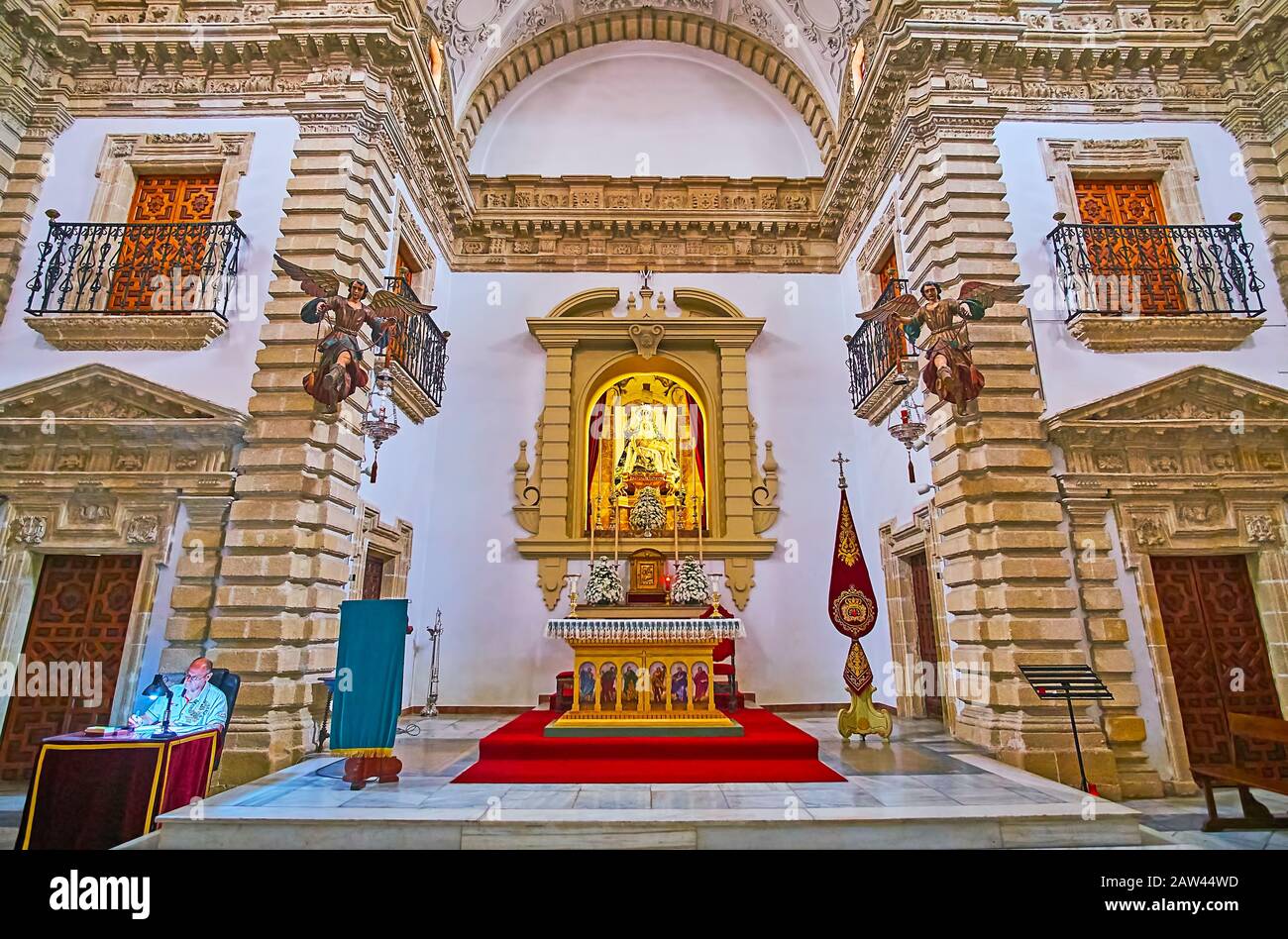 Jerez, SPAGNA - 20 SETTEMBRE 2019: L'altare panoramico della Cappella Di Nostra Signora Dell'Angoscia (Capilla de Nuestra Senora de las Angustias) con la scultura Di Nostra Signora Foto Stock