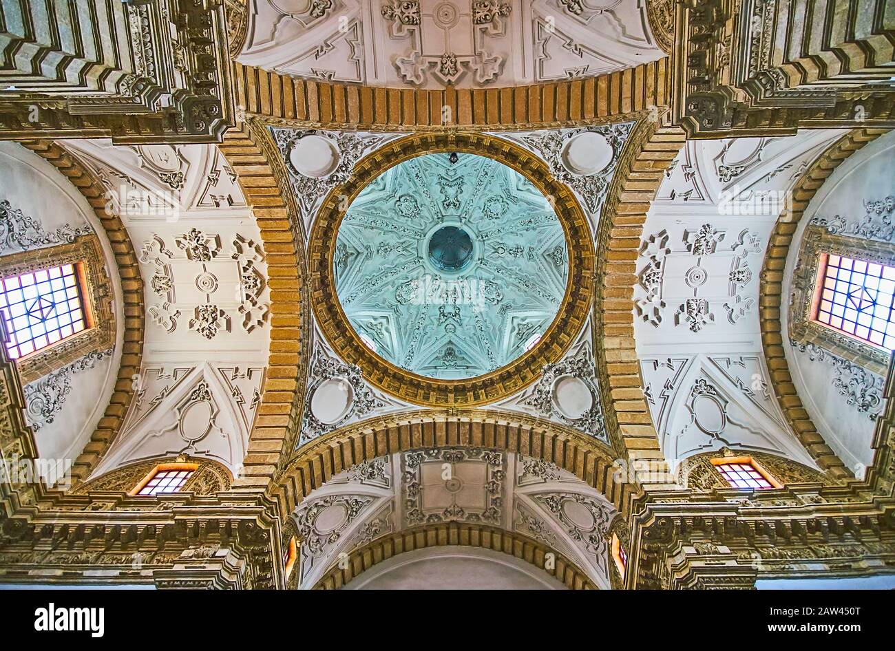 Jerez, SPAGNA - 20 SETTEMBRE 2019: La cupola panoramica della Cappella Di Nostra Signora Dell'Angoscia (Capilla de Nuestra Senora de las Angustias) con decorazioni in stucco Foto Stock