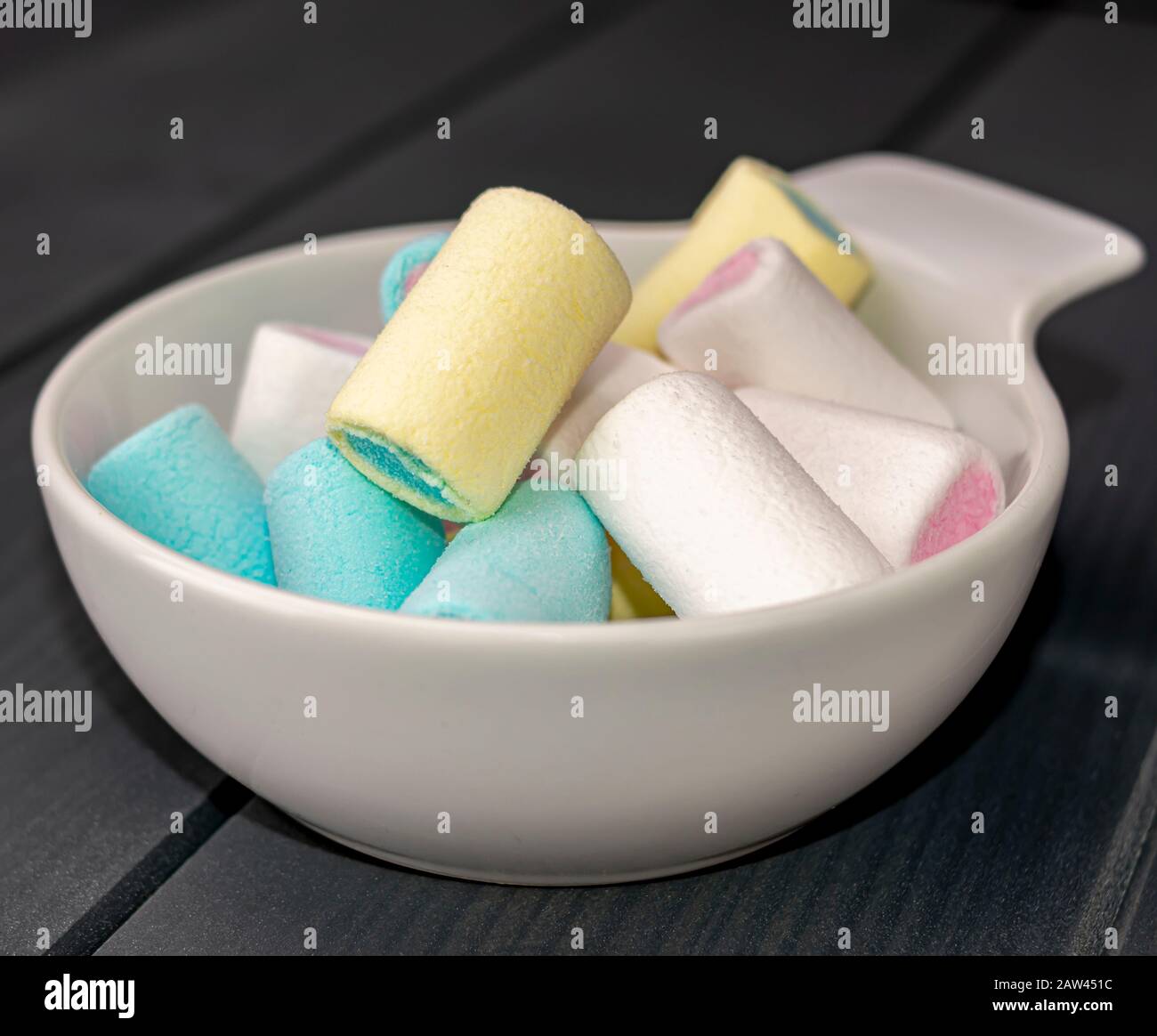 Bacinella bianca di spugne dolci pronte per essere mangiate in una festa dai bambini Foto Stock