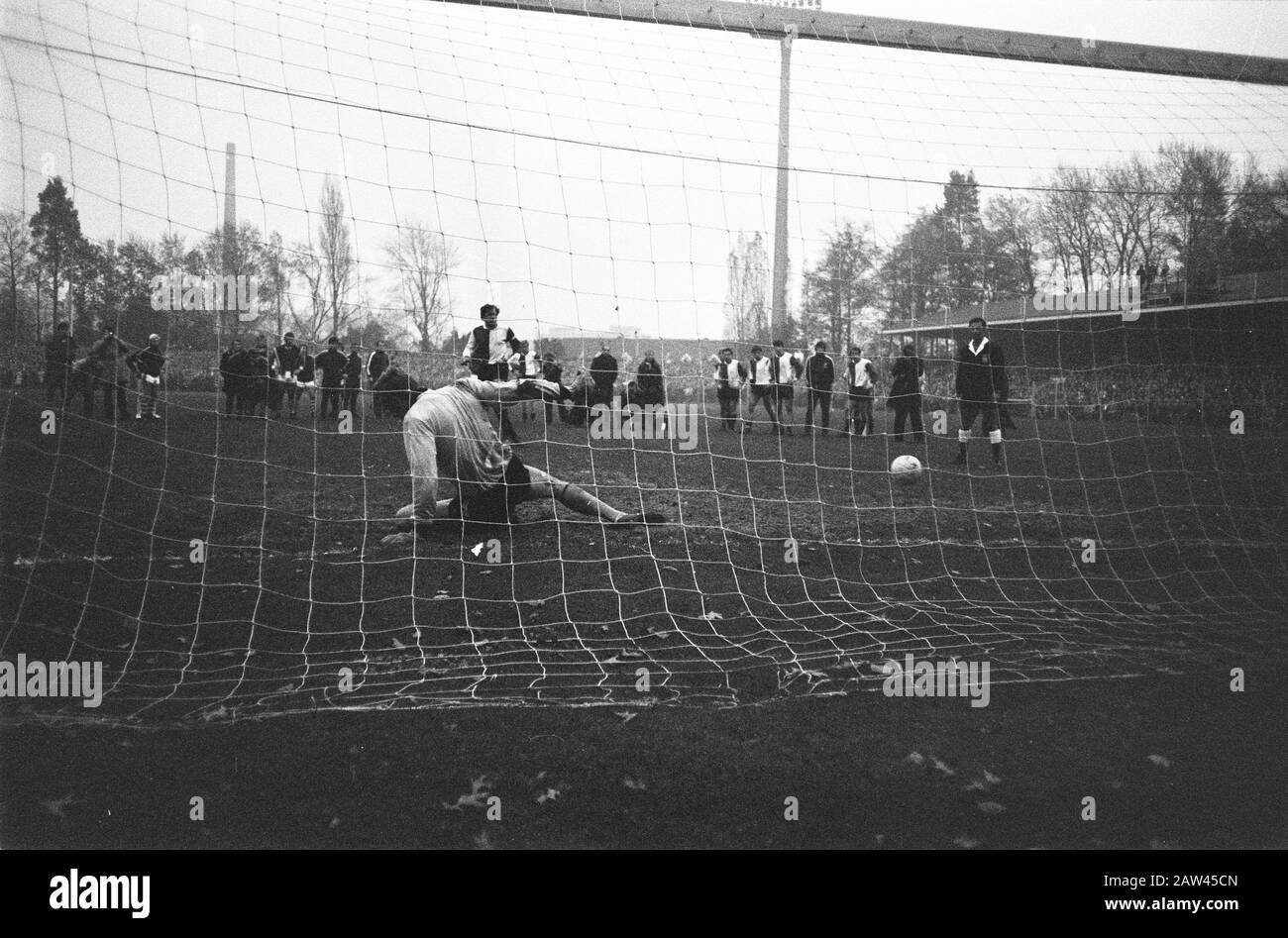 PSV v Feyenoord; PSV portiere Van Beveren immersioni sbagliato Data: 8 novembre 1970 Parole Chiave: Sport, calcio Istituto Nome: Feyenoord Foto Stock