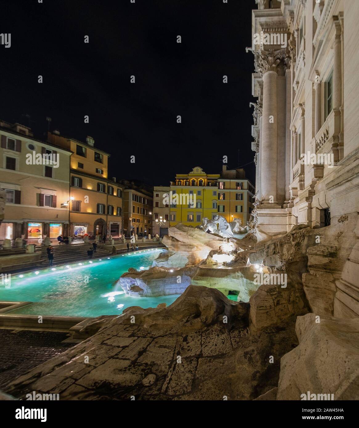 Fontana di Trevi vuota. Vista notturna. Foto Stock