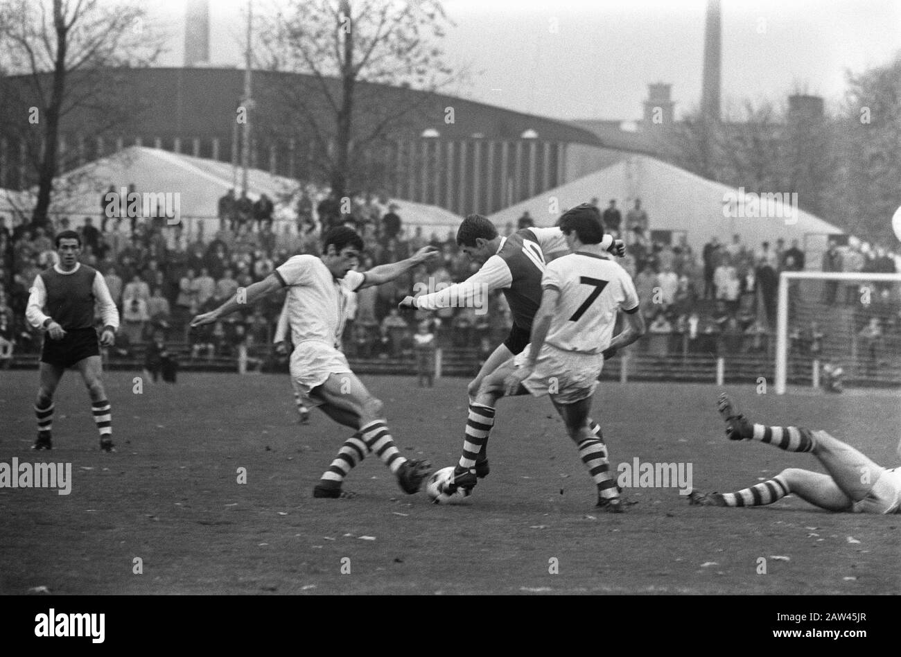 PSV contro Holland Sport 4-1. Van der Kuylen (centro) vies with Boskamp Data: 2 novembre 1969 Parole Chiave: Sport, football Nome Persona: Boskamp, ​​Holland Sport, Kuijlen, Willy van der Foto Stock