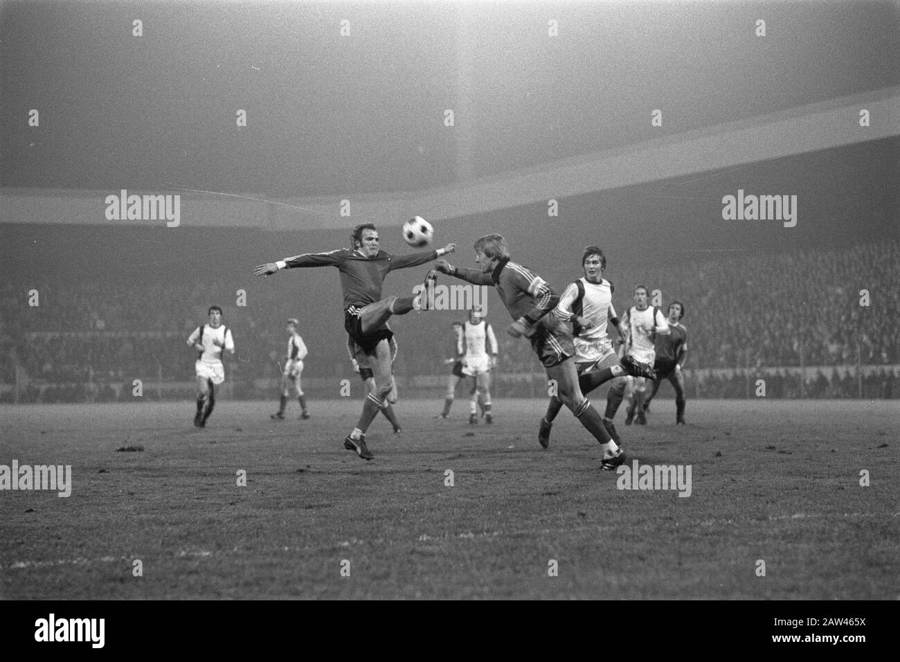 PSV contro Sparta 1-0, Willy the Kuylen (L) vies m keeper Doesburg Data: 29 ottobre 1977 Parole Chiave: Goalies, sports, football Institution Name: PSV, Sparta Foto Stock