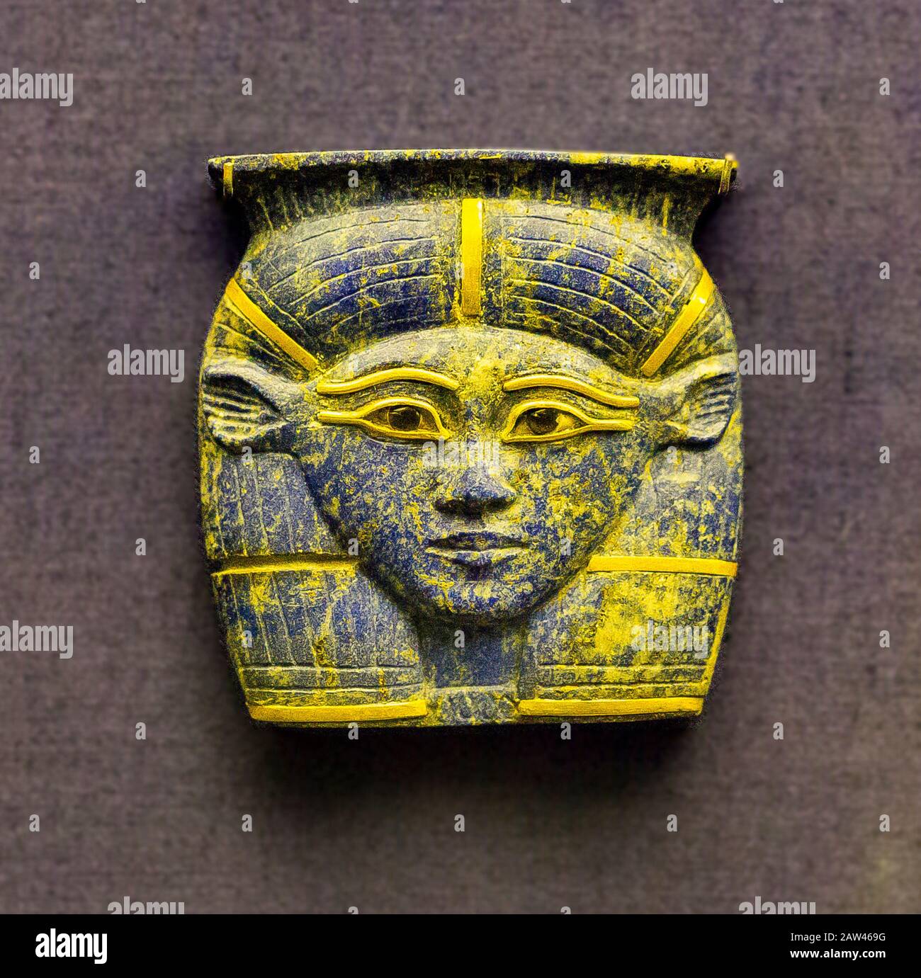 Cairo, Museo Egizio, pendente trovato nella tomba di un principe Sheshonq a Memphis. 22a dinastia, regno di Osorkon 2. Capo della dea Hathor. Foto Stock