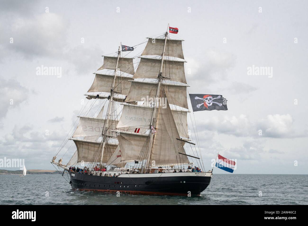L'enorme nave a cinque gocce salpata, gemella, la Mercedes che vola il Jolly Roger, Skull e la bandiera a croce in una brezza rigida al largo di Falmouth. Foto Stock