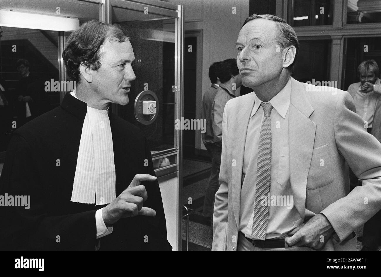 Provvedimenti provvisori STELLA contro una stazione radio pirata; direttore Smeekes (r) con avvocato. F.A. W. Banner Annotazione: Margine negativo: N. 24 mr.. Smeekes Data: 1 settembre 1983 Parole Chiave: Avvocati, manager, processi, radiodiffusione pubblica, pubblicità Persona Nome: Bannier, Floris, Smekes Chris Institution Nome: Star Foto Stock