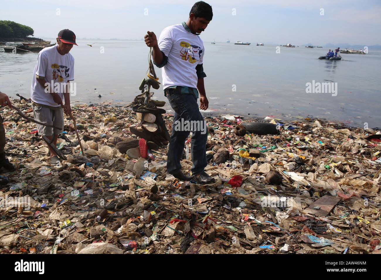 I residenti e il governo locale di Lampung sono stati visti ripulire la spazzatura in mare. La polizia regionale di Lampung, il governo della città di Bandar Lampung e i residenti conducono le spiagge pulite e nelle acque della baia di Lampung. Questa attività è quella di ridurre i rifiuti di plastica in mare e una minaccia alla sostenibilità dell'ecosistema. 50 tonnellate di immondizia sono rimosse dalla costa e la costa della baia di Lampung. Foto Stock