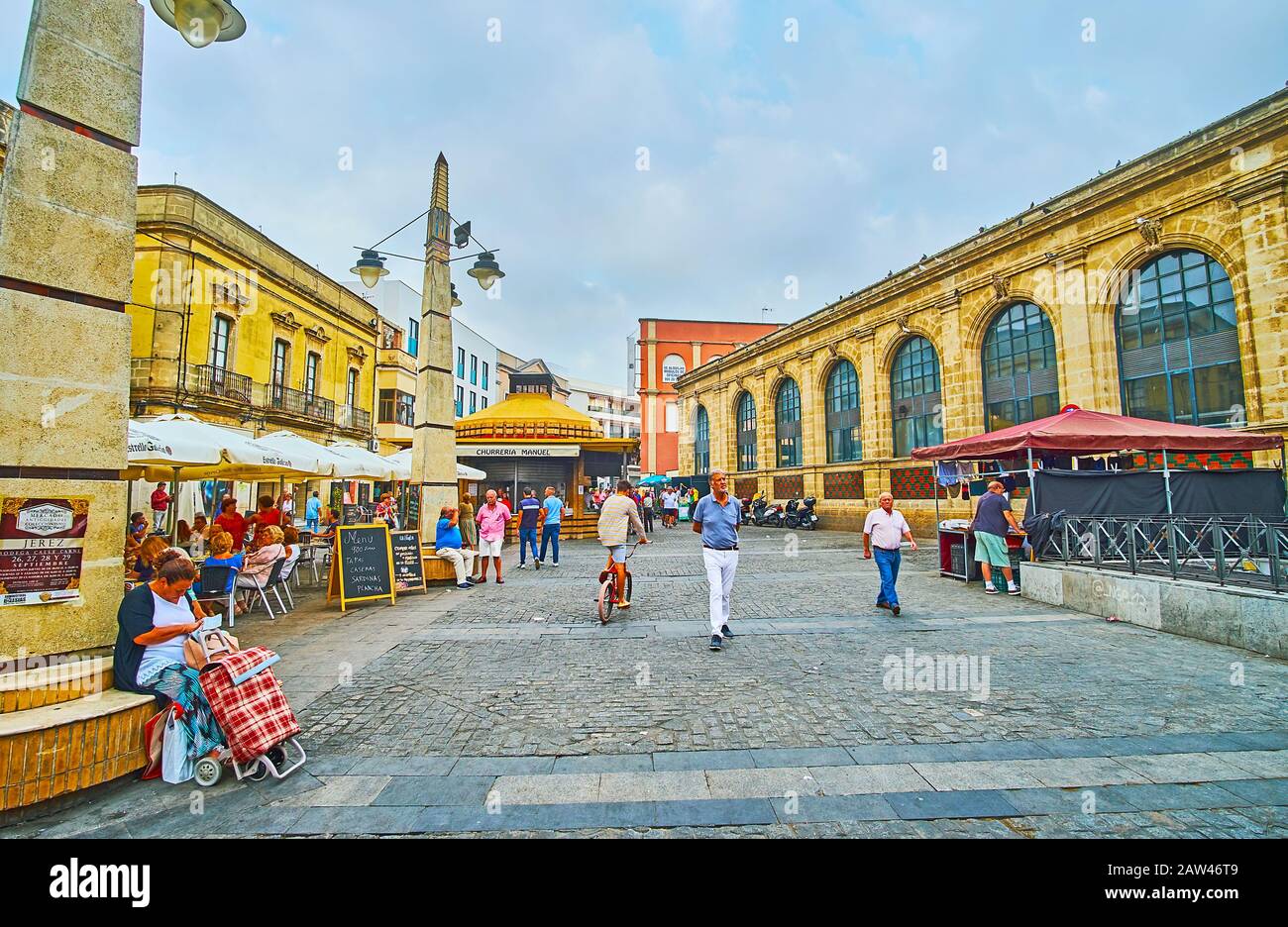 Jerez, SPAGNA - 20 SETTEMBRE 2019: La scena urbana in Calle Dona Blanca Street con vista sul padiglione in pietra del mercato Centrale di Abastos e vintage str Foto Stock