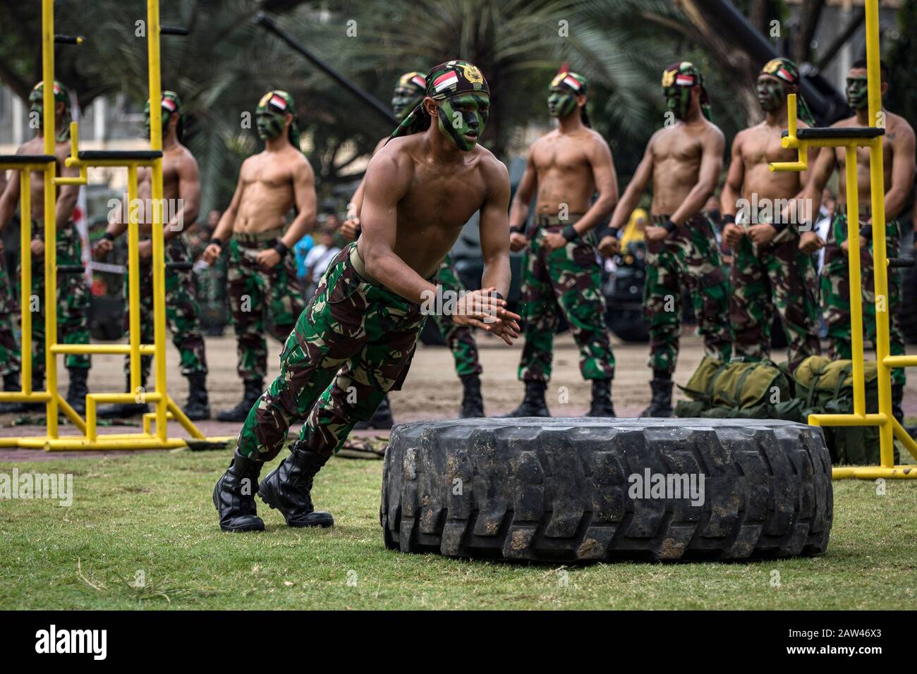 Le Forze Armate indonesiane svolgono le loro funzioni nel 74th anniversario Delle Forze Armate nazionali indonesiane (TNI) a Hiraq Field, Lhokseumawe City, provincia di Aceh, Indonesia, sabato 5 ottobre 2019. L'anniversario del TNI di quest'anno si è svolto con il tema "la orgoglio Della Gente di TNI Professional". Foto Stock