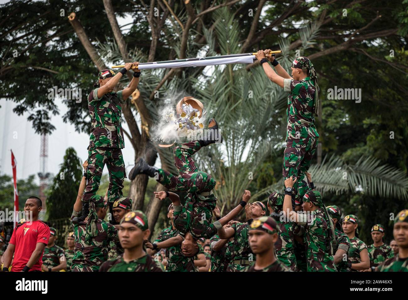 Le Forze Armate indonesiane svolgono le loro funzioni nel 74th anniversario Delle Forze Armate nazionali indonesiane (TNI) a Hiraq Field, Lhokseumawe City, provincia di Aceh, Indonesia, sabato 5 ottobre 2019. L'anniversario del TNI di quest'anno si è svolto con il tema "la orgoglio Della Gente di TNI Professional". Foto Stock