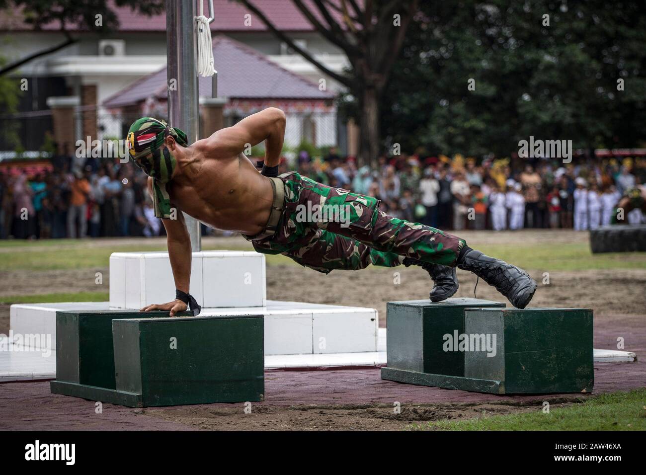 Le Forze Armate indonesiane svolgono le loro funzioni nel 74th anniversario Delle Forze Armate nazionali indonesiane (TNI) a Hiraq Field, Lhokseumawe City, provincia di Aceh, Indonesia, sabato 5 ottobre 2019. L'anniversario del TNI di quest'anno si è svolto con il tema "la orgoglio Della Gente di TNI Professional". Foto Stock