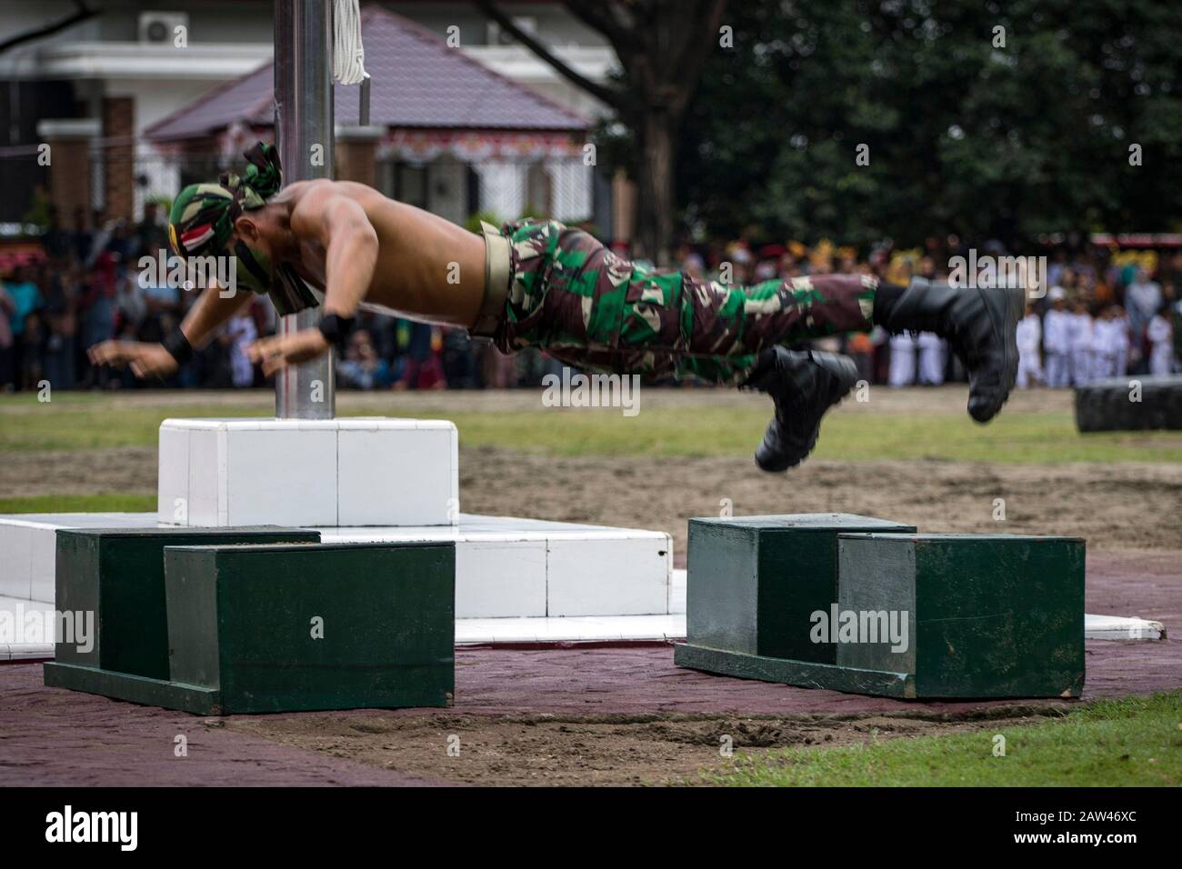Le Forze Armate indonesiane svolgono le loro funzioni nel 74th anniversario Delle Forze Armate nazionali indonesiane (TNI) a Hiraq Field, Lhokseumawe City, provincia di Aceh, Indonesia, sabato 5 ottobre 2019. L'anniversario del TNI di quest'anno si è svolto con il tema "la orgoglio Della Gente di TNI Professional". Foto Stock