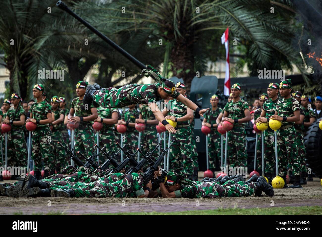 Le Forze Armate indonesiane svolgono le loro funzioni nel 74th anniversario Delle Forze Armate nazionali indonesiane (TNI) a Hiraq Field, Lhokseumawe City, provincia di Aceh, Indonesia, sabato 5 ottobre 2019. L'anniversario del TNI di quest'anno si è svolto con il tema "la orgoglio Della Gente di TNI Professional". Foto Stock