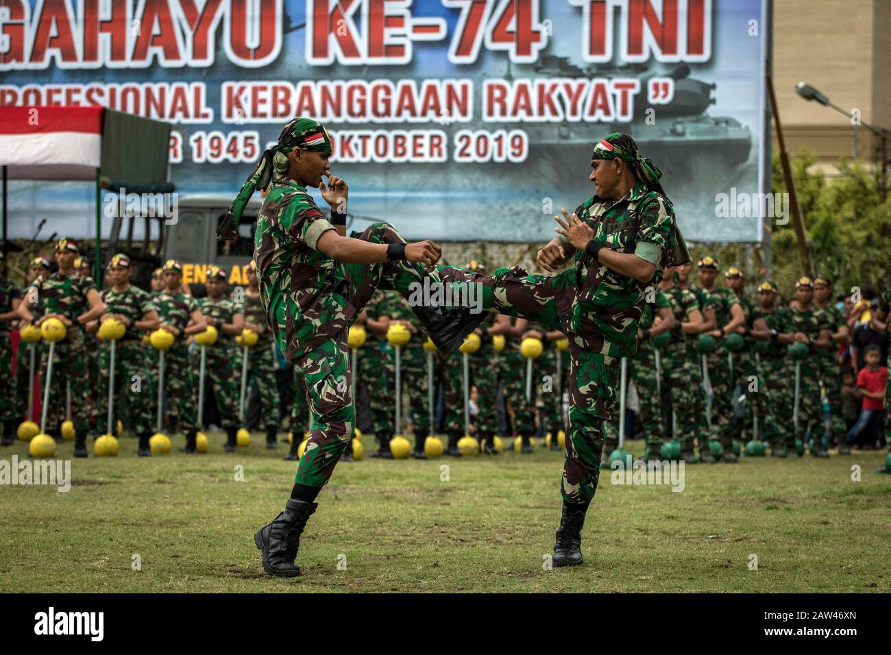 Le Forze Armate indonesiane svolgono le loro funzioni nel 74th anniversario Delle Forze Armate nazionali indonesiane (TNI) a Hiraq Field, Lhokseumawe City, provincia di Aceh, Indonesia, sabato 5 ottobre 2019. L'anniversario del TNI di quest'anno si è svolto con il tema "la orgoglio Della Gente di TNI Professional". Foto Stock