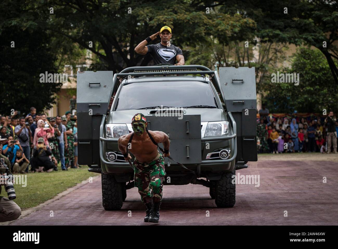 Le truppe dell'esercito indonesiano tirano un'auto durante una performance delle capacità dei soldati TNI al 74th anniversario Delle Forze Armate nazionali indonesiane (TNI) a Hiraq Square, Lhokseumawe City, provincia di Aceh, Indonesia, sabato 5 ottobre 2019. La commemorazione del TNI Anniversary di quest'anno si è svolta con il tema "Professional TNI the Pride of the People". Foto Stock