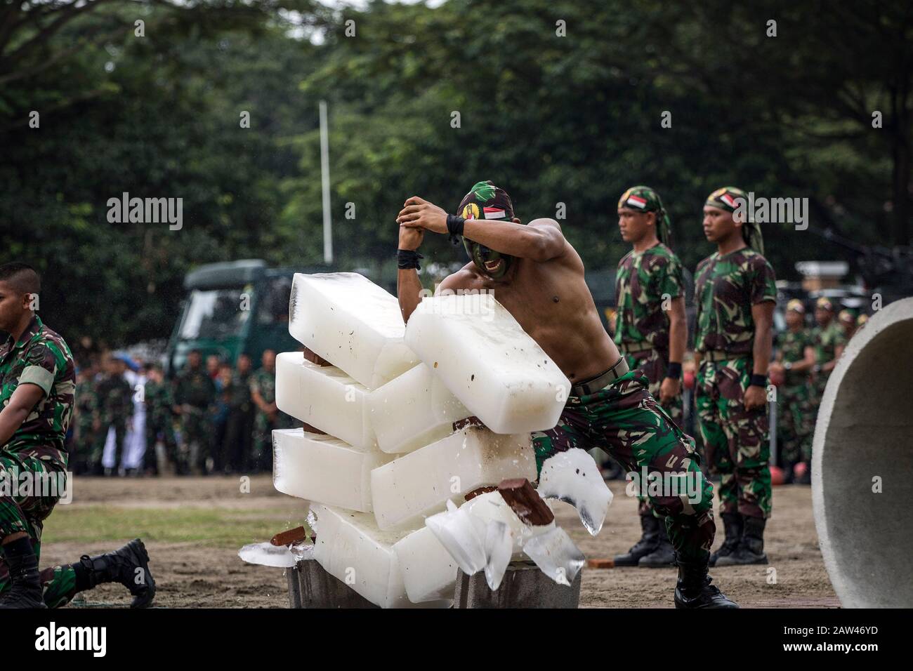 Le Forze Armate indonesiane hanno rotto il blocco di ghiaccio durante uno spettacolo al 74th anniversario Delle Forze Armate nazionali indonesiane (TNI) a Hiraq Field, Lhokseumawe City, provincia di Aceh, Indonesia, sabato 5 ottobre 2019. L'anniversario del TNI di quest'anno si è svolto con il tema "Professional TNI The Pride of the People" Foto Stock