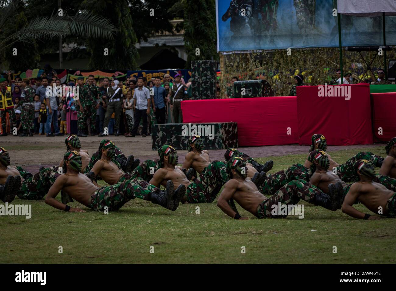 Le Forze Armate indonesiane compiono un movimento per stringere i muscoli delle gambe e delle cosce durante lo svolgimento delle capacità del soldato TNI in occasione del 74th anniversario dell'esercito nazionale indonesiano (TNI) a Hiraq Field, Lhokseumawe City, provincia di Aceh, Indonesia, sabato 5 ottobre 2019. Commemorazione del TNI anniversario Questo evento si è tenuto con il tema 'TNI Proud People's Professional' Foto Stock