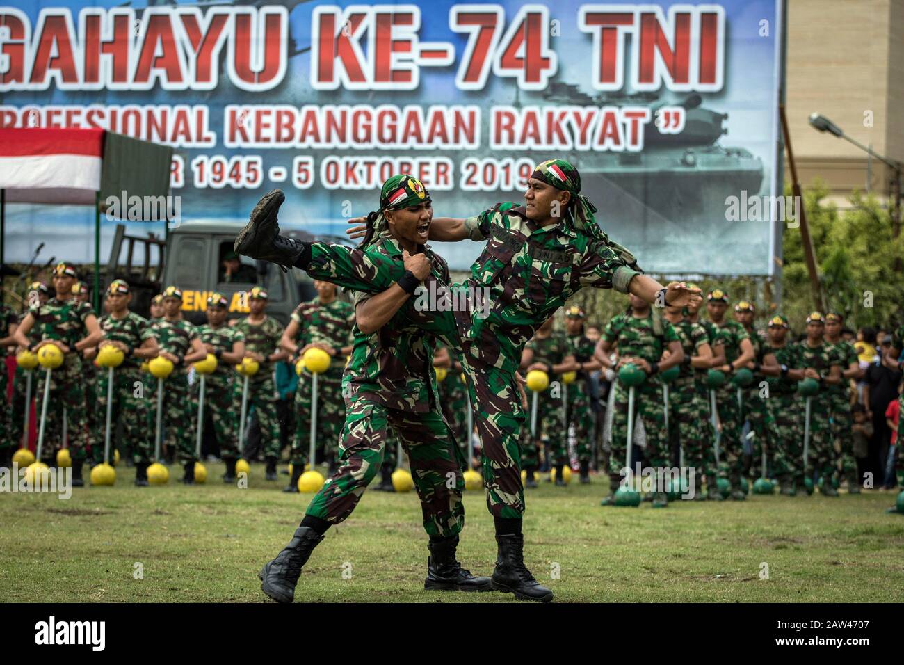 Le Forze Armate indonesiane svolgono le loro funzioni nel 74th anniversario Delle Forze Armate nazionali indonesiane (TNI) a Hiraq Field, Lhokseumawe City, provincia di Aceh, Indonesia, sabato 5 ottobre 2019. L'anniversario del TNI di quest'anno si è svolto con il tema "la orgoglio Della Gente di TNI Professional". Foto Stock