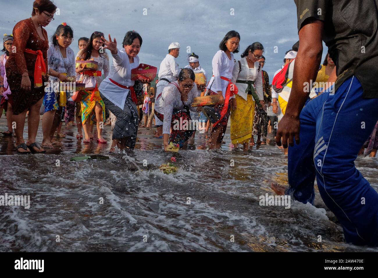 Offerte di lancio degli indù balinesi a Yogyakarta durante la cerimonia di Melasti a Parangkusumo Beach, domenica 3 marzo 2019. Portano offerte che contengono frutta, fiori e incenso per l'offerta. Melasti è auto pulizia prima di entrare Nel Nyepi Day o Silent Day ed è di solito fatto in acqua fonte come il mare o lago. Credono facendo Melasti tutti i tratti cattivi dell'anima e del corpo. Foto Stock